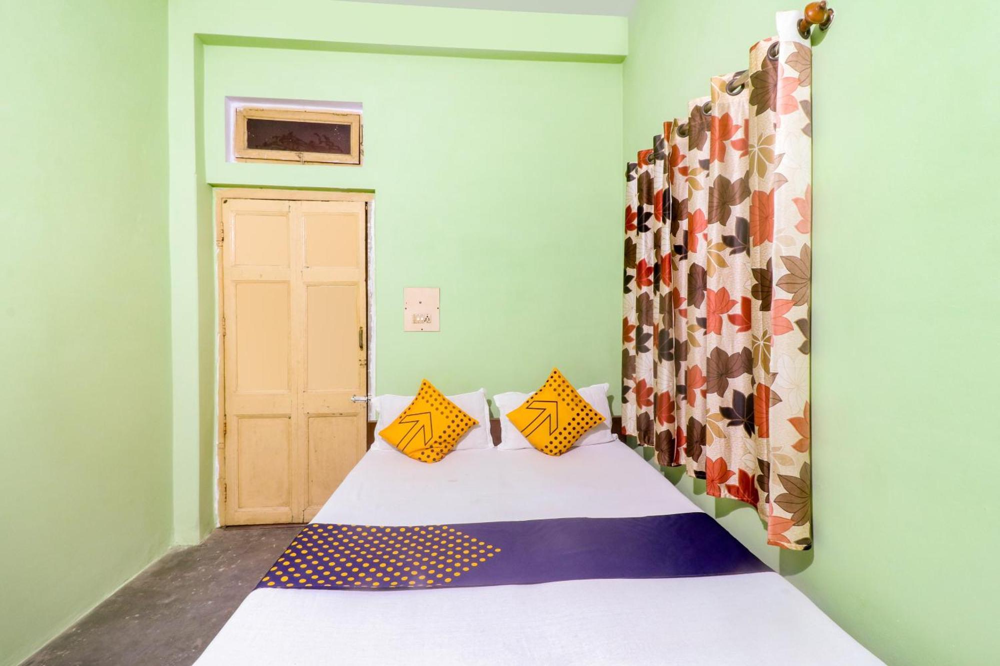 Spot On Mishra Guest House Варанаси Экстерьер фото