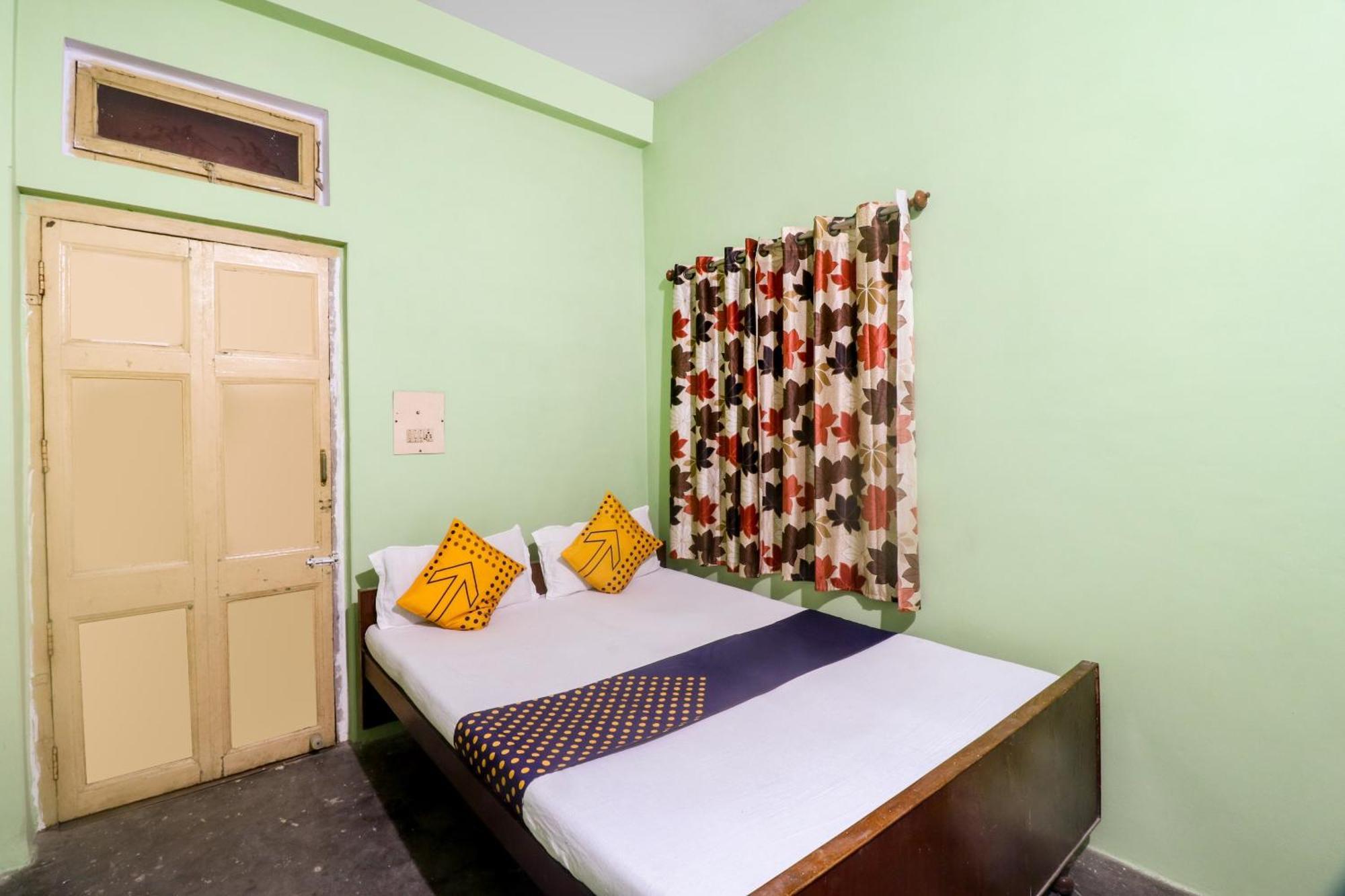 Spot On Mishra Guest House Варанаси Экстерьер фото