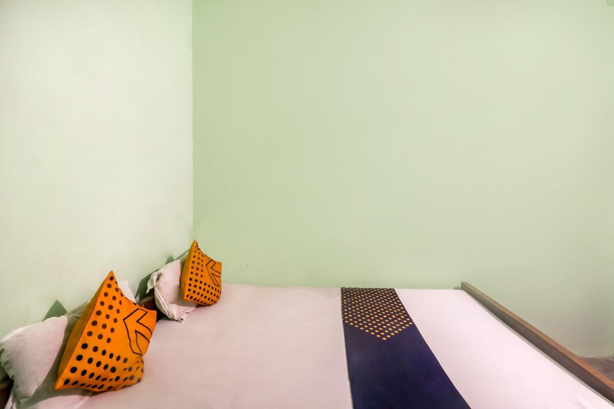 Spot On Mishra Guest House Варанаси Экстерьер фото